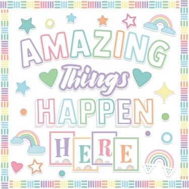 Imagem de party greeting Quadro de avisos Amazing Things Happen Here Conjunto de decoração de quadro de avisos arco-íris inspirador Welcome Back to School Pastel Decorações de sala de aula quadro-negro