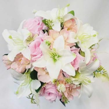 Imagem de Buquê de Noiva Artificial 30cm – Flores de Seda com Pérolas para Casamentos e Damas de Honra(Lírio/Rosa/Crisântemo)