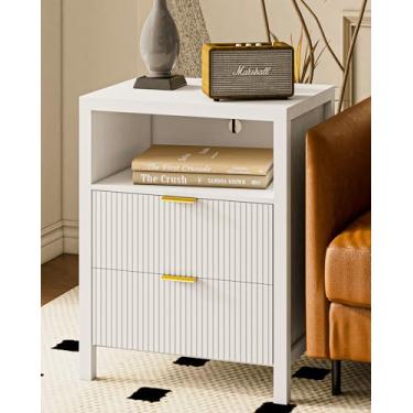 Imagem de Mesa de cabeceira com estação de carregamento, 2 gavetas modernas mesas de cabeceira com armazenamento, mesa de cabeceira canelada para quarto e sala de estar (branca)