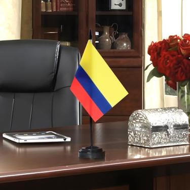 Imagem de Conjunto de bandeiras de mesa Colômbia Deluxe - Bandeira colombiana em miniatura de 15 x 10 cm com mastro sólido de 30 cm - Cor vívida e resistente ao desbotamento - Base preta e topo de lança