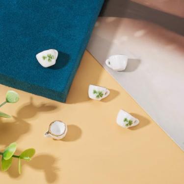 Imagem de Conjunto de chá de cerâmica trevo verde 5 peças decorações porcelana 3D miniatura ornamentos xícara de chá casa de bonecas micro paisagem decoração jardim acessórios de decoração de casa dia de São