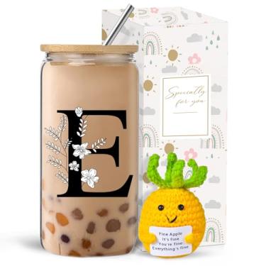 Imagem de Copo de vidro com monograma com tampas e canudos, conjunto de presente personalizado com boneca, xícara de café gelado de 473 ml para mulheres, presente de aniversário, Natal, Dia das Mães para ela, E
