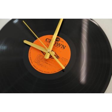 Imagem de Lynora Relógio de parede vintage com disco de vinil – feito à mão a partir de LPs clássicos japoneses dos anos 80/90 – design minimalista sem número, ponteiros dourados, movimento japonês, decoração