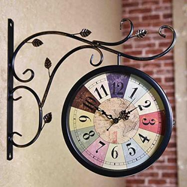 Imagem de AKALNNB Relógio de parede retrô frente e verso, estação de relógio de parede dupla face, mostrador retrô com pêndulo de fixação de haste para jardim doméstico interno e externo