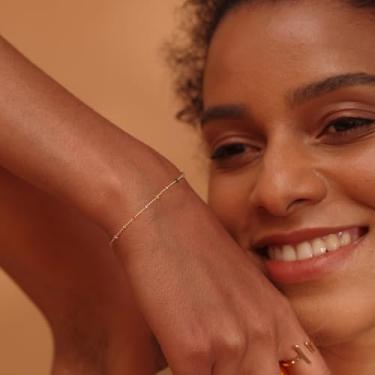 Imagem de Pulseira moderna com contas douradas, pedras coloridas, elos satélite, corrente para joias de verão e praia, Medium, Latão, Sem Pedra Preciosa