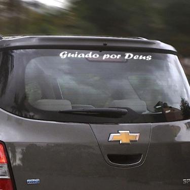 Imagem de Adesivo De Carro 50cm - Guiado Por Deus - Branco - Parabrisa, Lataria,