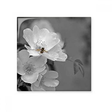 Imagem de Azulejo de cerâmica em preto e branco com lindas flores e pedras adornadas em tijolos vitrificados