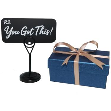 Imagem de 8OOKUAIO Placa de metal motivacional com suporte - Marcador de página - Decoração de parede e escritório em casa de fazenda com caixa de presente - decoração de mesa preta (P.S. You Got This+caixa de