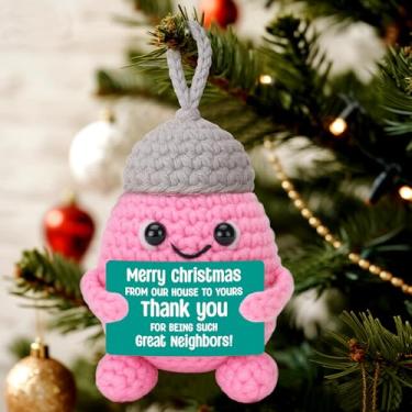 Imagem de Enfeite de Natal feito à mão para vizinhos de crochê 2025 – Presente de agradecimento da nossa casa para a sua, decoração de árvore festiva, lembrança de apreciação da comunidade, acento de gratidão