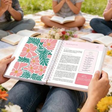 Imagem de A Bíblia em um ano: um estudo bíblico de 52 semanas para devoção pessoal e estudo em grupo, estudo da Bíblia em casa e grupo pequeno da igreja | Presentes perfeitos para cristãos, mulheres, espiral