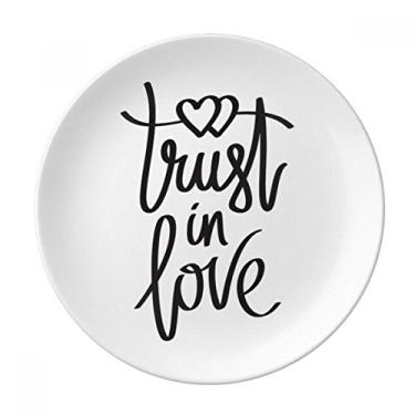 Imagem de Prato decorativo com citação Trust in Love Salver de porcelana para jantar