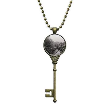 Imagem de DIYthinker Snowscene Eaves Chaveiro para fotografia com pingente e corrente enfeitada