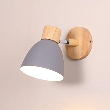 Imagem de Luminária de parede de madeira para interiores, com design giratório, ideal para leitura ao lado da cama ou como arandela para quarto e sala de estar.