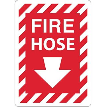 Imagem de Zing Green Products Placa de segurança Zing 1893, mangueira de incêndio com flecha, 25,4 cm de altura x 17,7 cm de largura, plástico reciclado, branco sobre vermelho