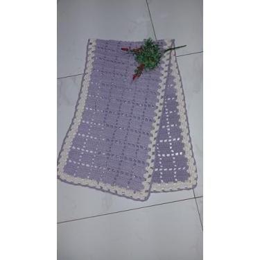 Imagem de Tapete Decorativo de Crochê Artesanal, Passadeira em Lilás com Borda Branca, 140x40cm, Design Rendado para Corredor