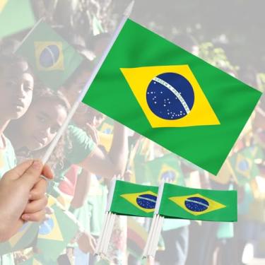 Imagem de Pacote com 12 mini bandeiras do Brasil - Bandeiras brasileiras pequenas em miniatura de mão - Cores vivas e resistentes ao desbotamento - 12 x 20 cm com mastro sólido e topo de lança