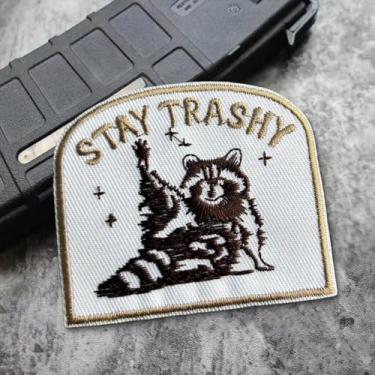 Imagem de Remendo Stay Trashy Hook and Loop, 7,6 cm costurados, lindos adesivos bordados de guaxinim para mochilas, bolsas, colete para cães, adesivos táticos bordados militares, patch engraçado de preguiça DIY