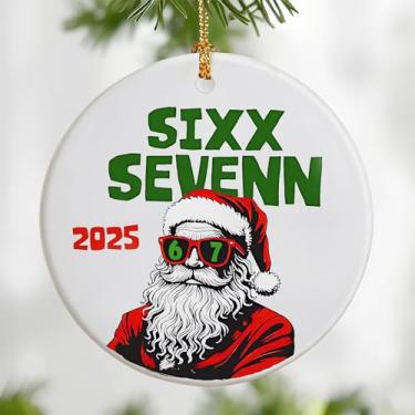 Imagem de Enfeite de Natal Papai Noel Says 67 2025, enfeite de meme 6 7, enfeites de Natal engraçados 2025, enfeites de Papai Noel para árvore, presentes para adolescentes, presentes engraçados para