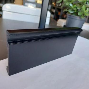 Imagem de Rodapé de Poliestireno Frisado Preto 10cm com Encaixe para LED Barra d