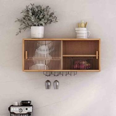 Imagem de Aparador de cozinha montado na parede de madeira maciça - Armário de armazenamento independente com 2 portas de vidro deslizantes para garrafas, pratos e tigelas - Armário de jantar com prateleiras