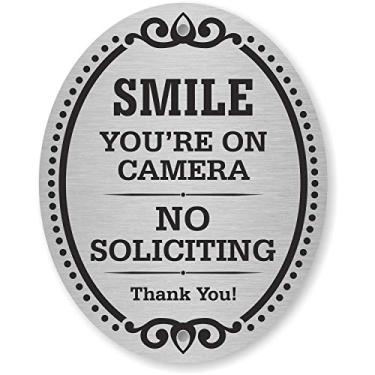 Imagem de SmartSign Placa decorativa para porta que não está solicitando, placa para câmera Smile You're On, placa de agradecimento para porta, metal alumínio de 10 x 12,7 cm, autoadesivo