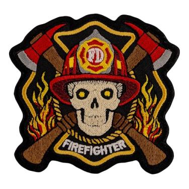 Imagem de Caveira em um capacete de bombeiro contra um fundo de fogo e machados cruzados. Patch bordado com ferro ligado. Tamanho 8,9 x 9,4 cm.
