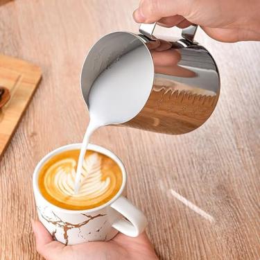 Imagem de Jarro de espumador de leite de aço inoxidável de 265 ml, copo de espumador para cafeteira expresso e cappuccino, jarro de acessórios para cozinhar a vapor com escala transparente, máquina de