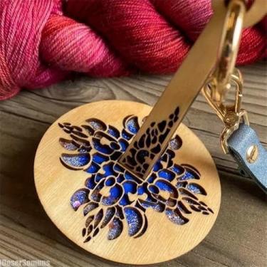 Imagem de Suporte de fio de madeira, ferramentas de tricô, acessórios de crochê, carretel de linha de costura DIY com alça de pulso, enrolador de bola de lã