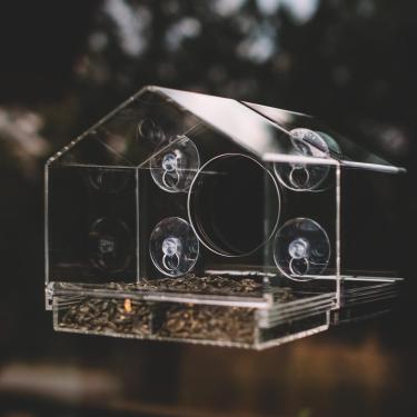 Imagem de Backyard Expressions Alimentador de pássaros de janela transparente com grande orifício de visualização, bandeja dividida e ventosas resistentes, alimentador de janela de acrílico para observação de