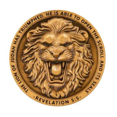 Imagem de Medalhão de fé cristã com leão de Judá e cruz de escudo – Presente religioso simbólico com versículos da Bíblia de Apocalipse 5:5 e Salmo 28:7