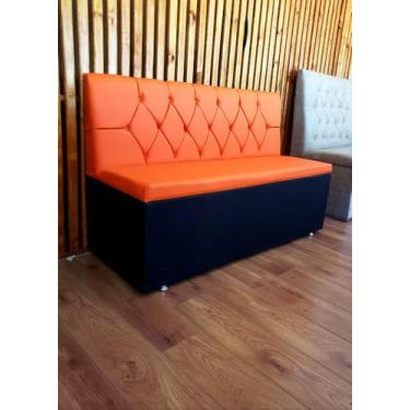 Imagem de Poltrona sofá booth 1,10cm acento e encosto laranja base preta capiton