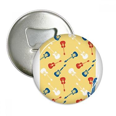 Imagem de Ilustração de violão amarelo com estampa de música, abridor de garrafas, ímã de geladeira, emblema multifuncional