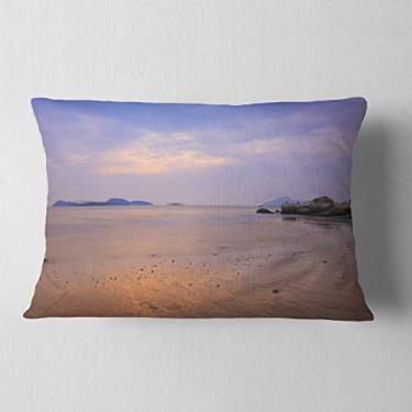 Imagem de Designart pôr do sol amarelado no pulmão Kwu Tan Coastline' paisagem lombar, sala de estar, sofá, enchimento de almofada + capa de almofada impressa em ambos os lados 30,48 cm x 50,8 cm