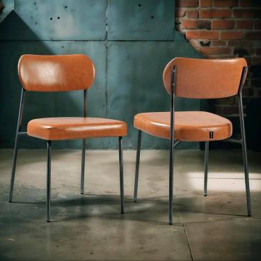 Imagem de Kit 02 Cadeiras Sala de Jantar Lavínia Estofada Base Preto Couríssimo Amarula - Abmaza