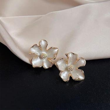 Imagem de Vento suave com traços florais, flores de gardênia, unhas de orelha