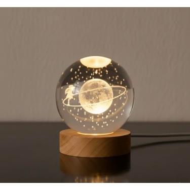 Imagem de Luminária de Mesa Bola de Cristal 3D – Luz LED Branco Quente, Base de Madeira, Alimentação USB – Decoração Aconchegante para Quarto, Sala e Escritório – 6 cm