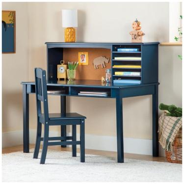 Imagem de Escrivaninha infantil Guidecraft Kids’ Media Desk azul marinho com hutch, nichos e cadeira em madeira para estudo e uso de computador