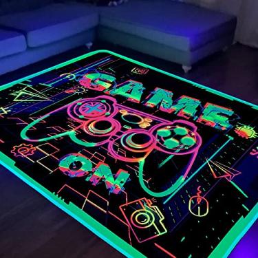 Imagem de KMkicme Tapete de área de jogos para quarto de meninos decoração de quarto de videogame, tapete impresso que brilha na luz negra para sala de jogos, tapete antiderrapante para sala de jogos, tapete