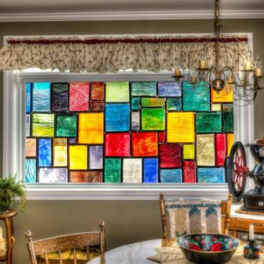 Imagem de HOMETITUTE Película para vitrais 99,3 x 17,7 polegadas Mosaico colorido adesivo de vidro de privacidade adesivo de vidro decorativo estático sem cola bloqueio UV para cozinha, banheiro, porta da