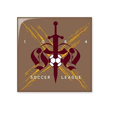 Imagem de Pedra adorna de tijolo vitrificado da Liga de Futebol com espada da Idade Média