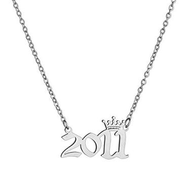 Imagem de MICOMAKA Número de ano de nascimento com colar de coroa, inglês antigo, joia de aniversário memorável para mulheres e meninas, joia de aniversário personalizada, pingente de aço inoxidável de ouro