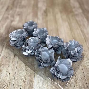 Imagem de Kit com 120 Forminhas para Doces Finos Modelo Flor Luxo – Linha Style – Ideal para Casamentos, Festas e Decoração de Mesa Elegante(PRATA,120 UNIDADES)