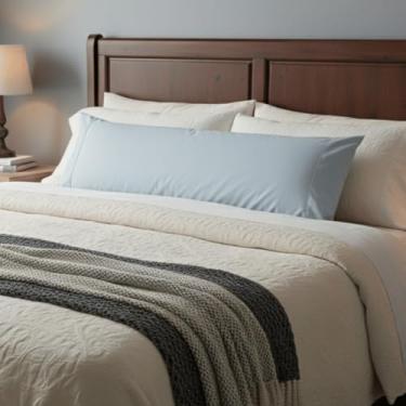 Imagem de Kit Travesseiro de Corpo Body Pillow 40x135cm + Capa Azul com Ponto Palito, Toque de Pluma, Tecido 400 Fios, Zíper – Confort Linens