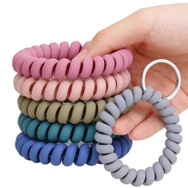 Imagem de Bestac Pacote com 6 porta-chaves de pulseira espiral, chaveiro de bobina flexível de plástico multicolorido com chaveiro de aço, ideal para crachás de identificação, saunas, academias, piscinas