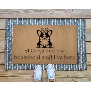 Imagem de GXFC ZHAO Tapetes decorativos engraçados de boas-vindas para entrada, tapete de presente, porta da frente, varanda, pátio, tapetes (23,7 x 40,4 cm) (A Corgi and His Household Live Here Dog Lover)