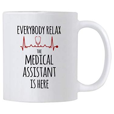 Imagem de Casitika Presentes para assistentes médicos. Caneca de café Everybody Relax The Medical Assistant is Here Ideia de presente para assistentes certificados, professores ou alunos.