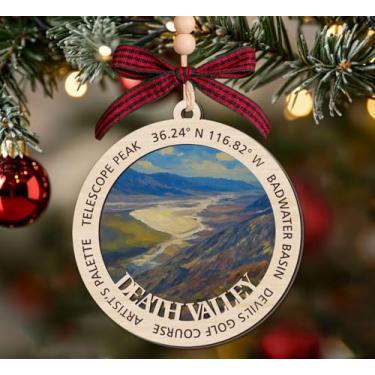 Imagem de Enfeite de madeira do Parque Nacional do Vale da Morte - Lembrança de Natal de 2 camadas - Lembrança de viagem dos parques dos EUA - Presente para caminhantes - Decoração de madeira de 5 x 10 cm