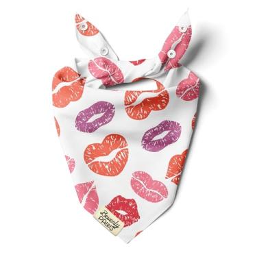Imagem de BeverlyPaws Bandana de encaixe para cães pequenos, médios e grandes, lenço ajustável para cães e gatos, para meninas e meninos, roupas e acessórios engraçados para filhotes de cachorro (beijos, GG)