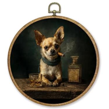 Imagem de CGBHW Chihuahua Engraçado Decoração de Parede Redonda, Presentes de Chihuahua para Mulheres Impressões em Tela Emoldurado, Cachorro Rústico Fumando Bebendo Decoração Pendurada para Bar Cozinha Casa