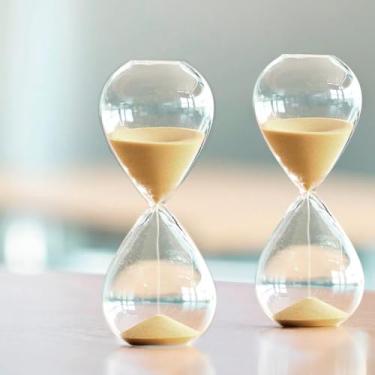 Imagem de Ampulheta Decorativa em Vidro – Temporizador de Areia 15 Min para Escritório, Sala ou Quarto (Amarela)
